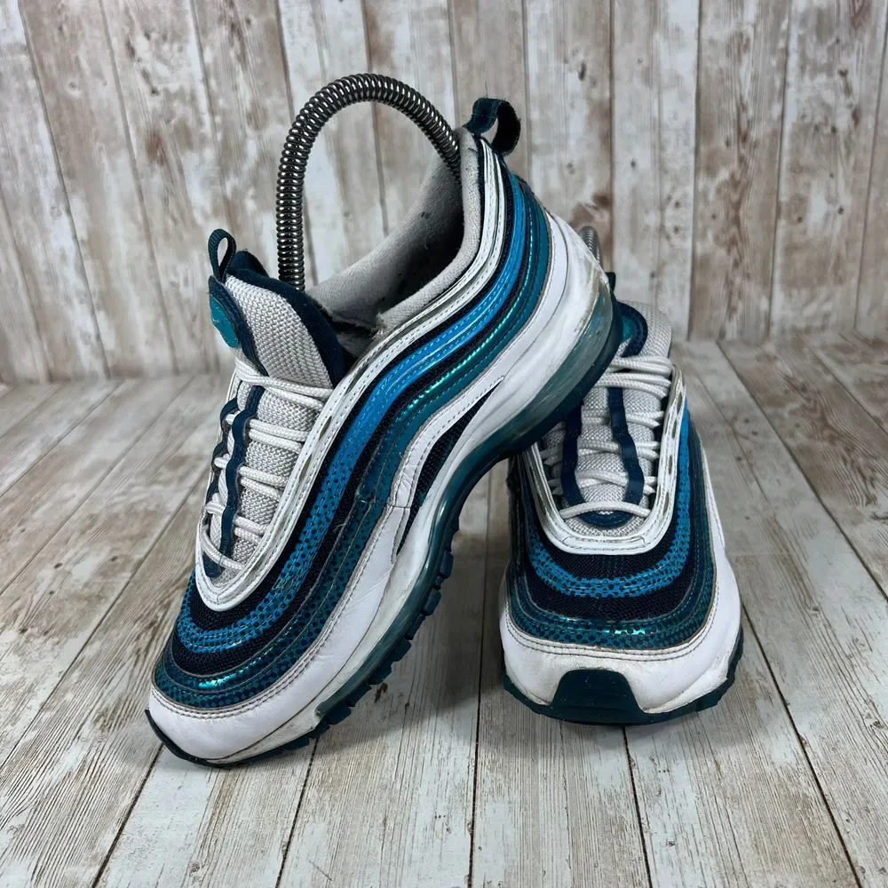 Nike iconic distinctive